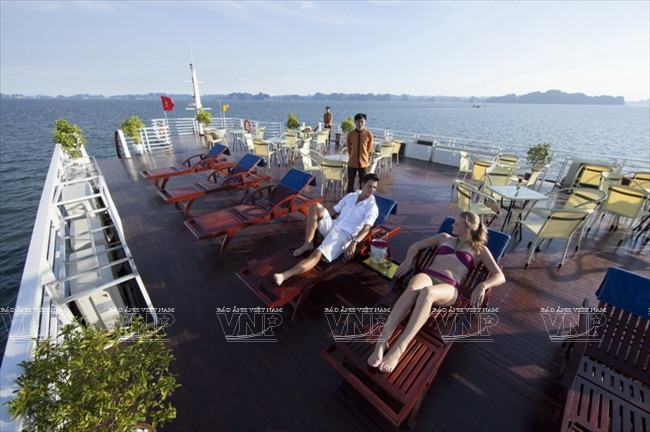 Đắm mình trên du thuyền để khám phá kỳ quan Vịnh Hạ Long ảnh 3