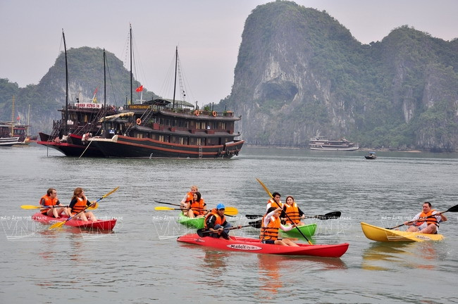 Đắm mình trên du thuyền để khám phá kỳ quan Vịnh Hạ Long ảnh 5