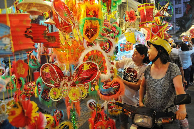 [Photo] Rực rỡ sắc màu "Phố Lồng đèn" tại TP Hồ Chí Minh ảnh 1