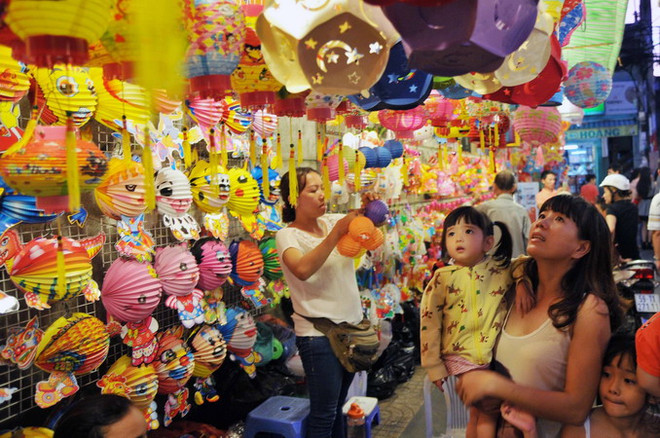 [Photo] Rực rỡ sắc màu "Phố Lồng đèn" tại TP Hồ Chí Minh ảnh 2