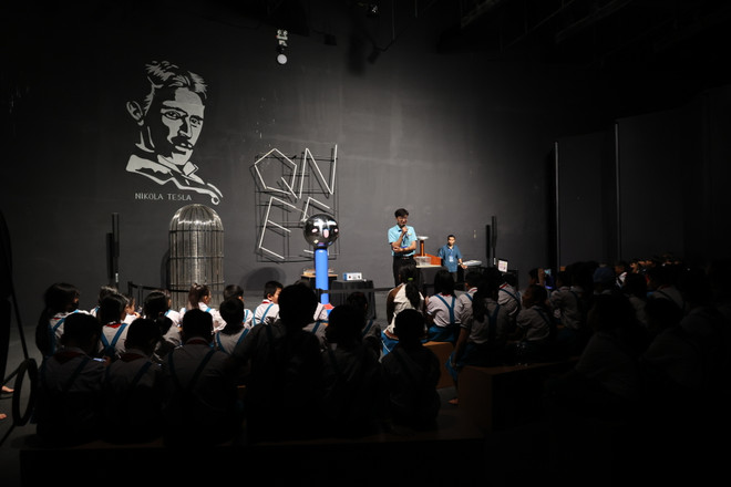 Các em học sinh tìm hiểu về khoa học tại Trung tâm Khám phá Khoa học Quy Nhơn. (Ảnh: Ngọc Duy/Vietnam+) 089A9647.JPG