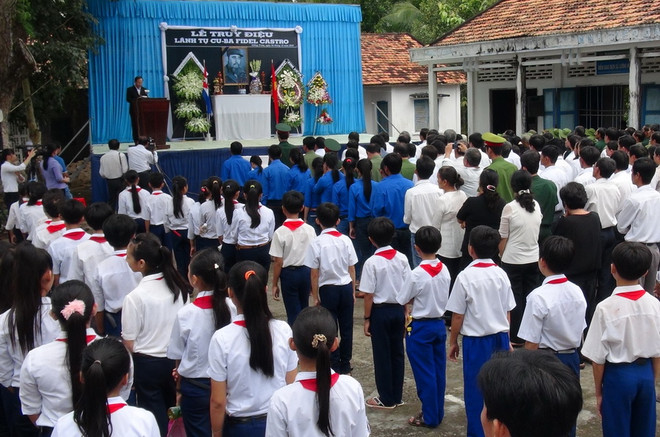 Người dân quê hương Bến Tre tưởng nhớ Lãnh tụ Fidel Castro ảnh 1