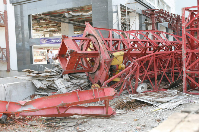Cần cẩu công trình bất ngờ đổ sập xuống trường mầm non ảnh 1