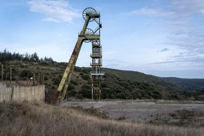 Khu vực từng là mỏ khai thác thạch tín ở vùng Occitanie, Pháp. (Nguồn: AFP) Hàng chục trẻ em ở Pháp có nguy cơ bị nhiễm thạch tín ảnh 1