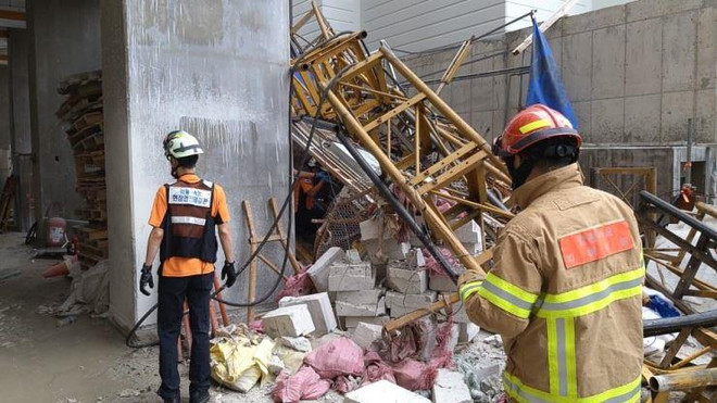 Hiện trường vu sập thang máy. (Nguồn: Yonhap) Hàn Quốc: Sập thang máy tại công trường xây dựng, 6 người thương vong ảnh 1