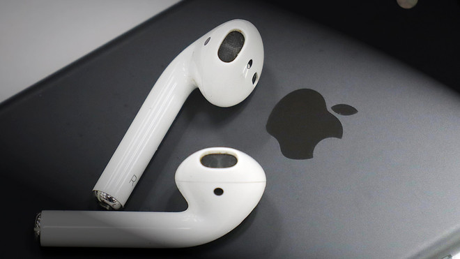 Tai nghe AirPods. (Nguồn: asia.nikkei.com) Hàng loạt sản phẩm của Apple, Google bị Mỹ đánh thuế từ 1/9 ảnh 1