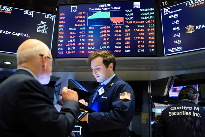 Giao dịch viên tại Sàn giao dịch chứng khoán New York, Mỹ, ngày 1/8/2019. (Nguồn: AFP/TTXVN) Chứng khoán khởi sắc do Mỹ hoãn áp thuế một số hàng hóa Trung Quốc ảnh 1