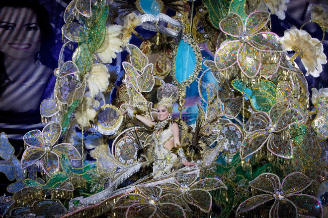 [Photo] Tây Ban Nha: "Truy tìm" Nữ hoàng lễ hội hóa trang Santa Cruz ảnh 2