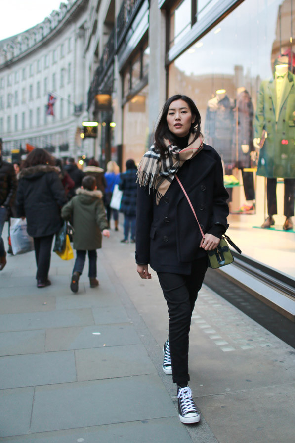 Điểm mặt những ngôi sao "phát cuồng" vì khăn len Burberry ảnh 6