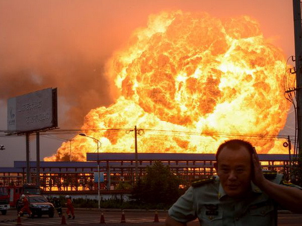 [Video] Kinh hãi cảnh tượng "bầu trời lửa" trong vụ nổ ở Thiên Tân ảnh 1