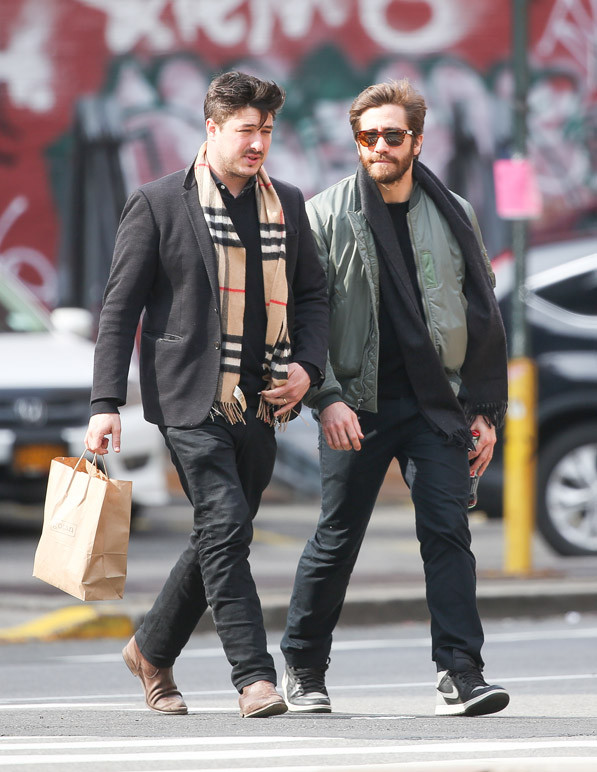 Điểm mặt những ngôi sao "phát cuồng" vì khăn len Burberry ảnh 10