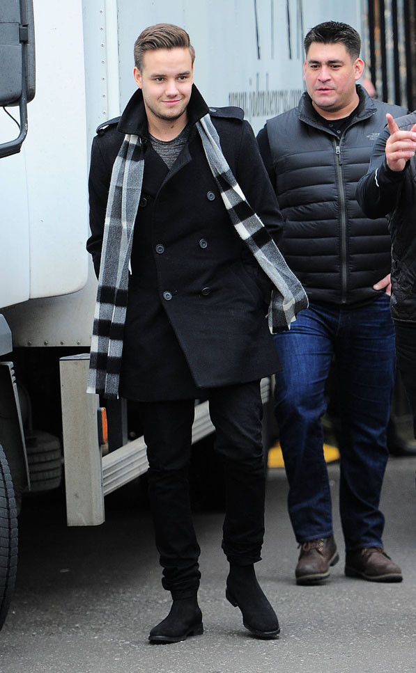 Điểm mặt những ngôi sao "phát cuồng" vì khăn len Burberry ảnh 12