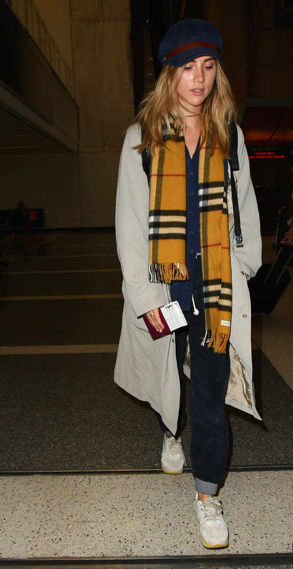 Điểm mặt những ngôi sao "phát cuồng" vì khăn len Burberry ảnh 4