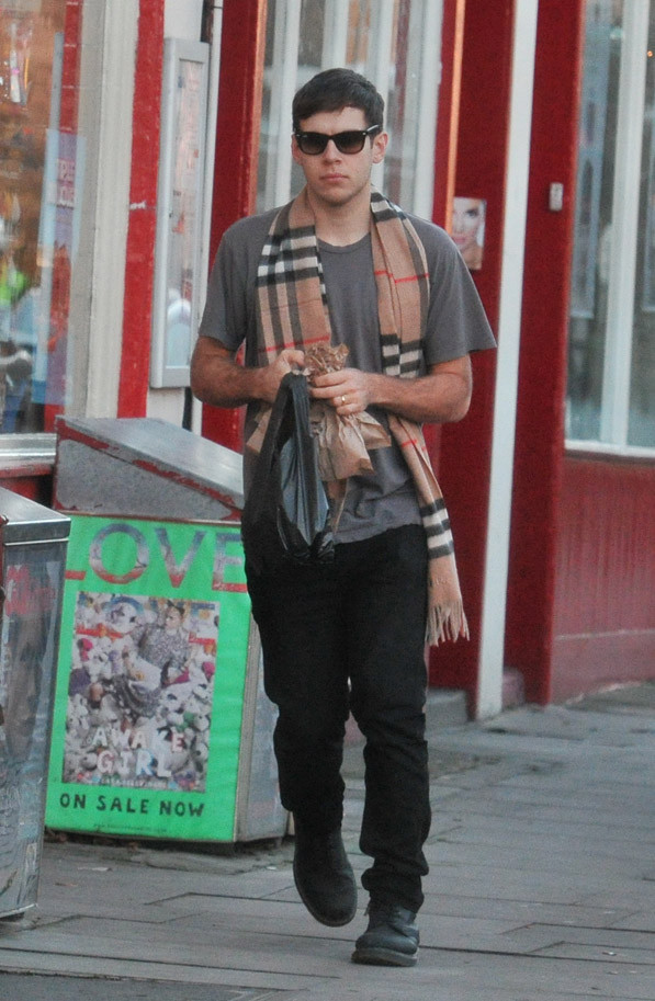 Điểm mặt những ngôi sao "phát cuồng" vì khăn len Burberry ảnh 8