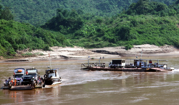Lên Tây Bắc ngắm sông Đà đẹp hiền hòa trong mùa nước cạn ảnh 4
