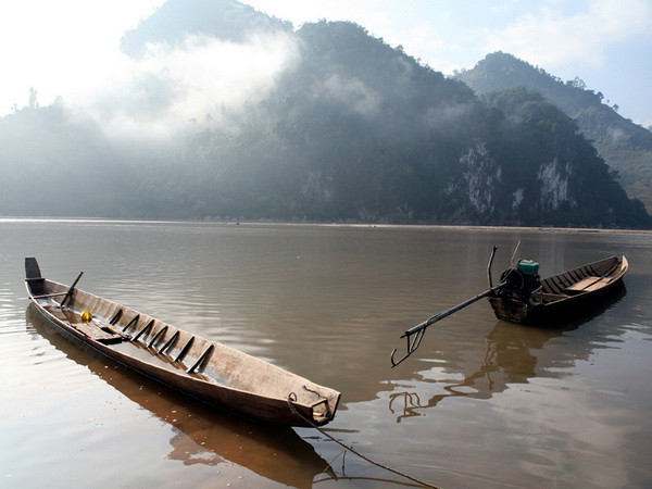 Lên Tây Bắc ngắm sông Đà đẹp hiền hòa trong mùa nước cạn ảnh 1