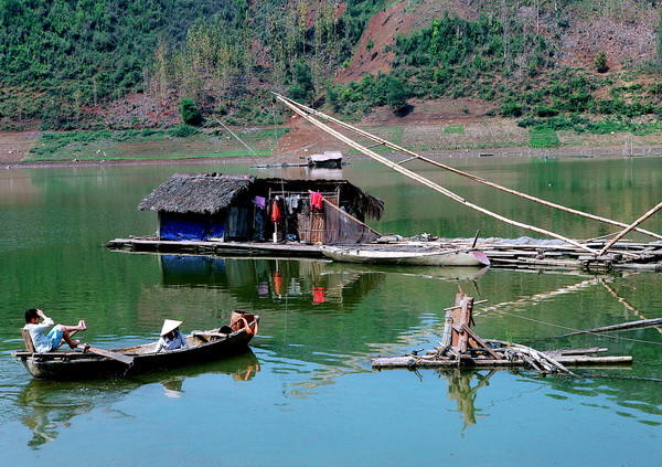 Lên Tây Bắc ngắm sông Đà đẹp hiền hòa trong mùa nước cạn ảnh 20