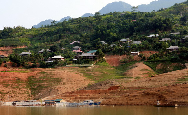 Lên Tây Bắc ngắm sông Đà đẹp hiền hòa trong mùa nước cạn ảnh 16