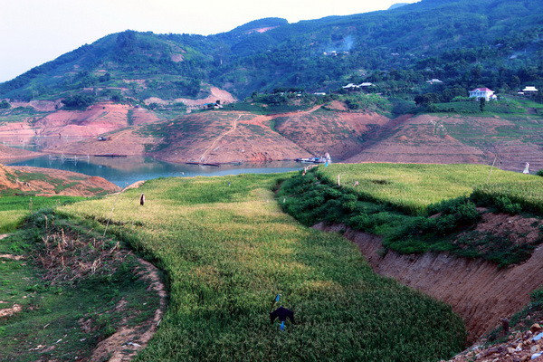Lên Tây Bắc ngắm sông Đà đẹp hiền hòa trong mùa nước cạn ảnh 23