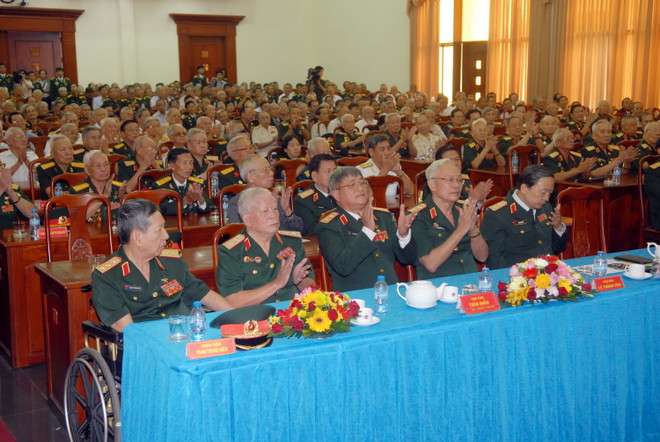 Các đại biểu là tướng lĩnh, cán bộ cao cấp quân đội đã nghỉ hưu yaij buổi gặp mặt. (Ảnh: Mạnh Linh/TTXVN) Quân ủy TW gặp mặt truyền thống tướng lĩnh, sỹ quan cao cấp ảnh 1
