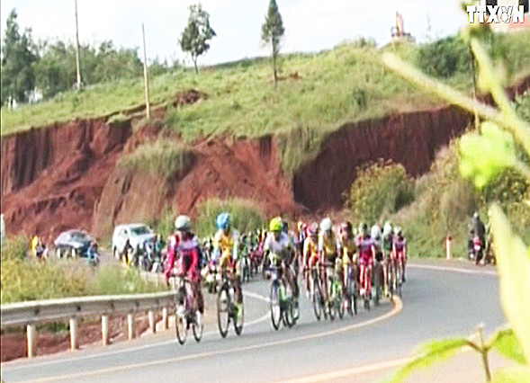 [Video] Kịch tính chặng 3 Giải đua xe đạp Nam Kỳ Khởi Nghĩa ảnh 1