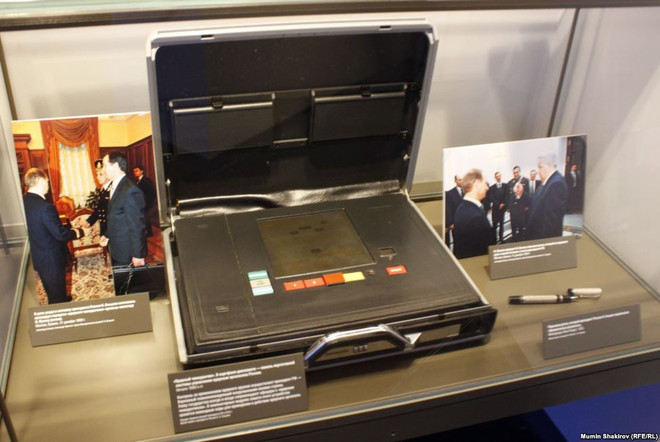 Nga lần đầu trưng bày "vali hạt nhân" của ông Boris Yeltsin ảnh 1