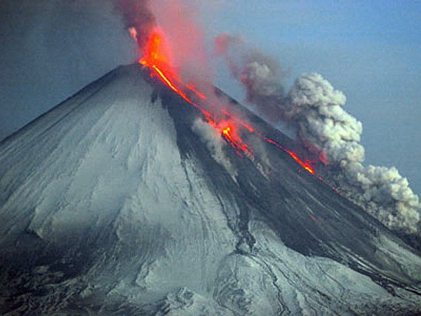 Núi lửa lớn nhất của Nga ở vùng Viễn Đông phun tro bụi ảnh 1