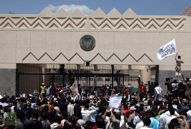Đại sứ quán Mỹ ở thủ đô Sanaa, Yemen bị người biểu tình phong tảo năm 2012. (Nguồn: AFP) Mỹ chuẩn bị rút nhân viên và đóng cửa đại sứ quán tại Yemen ảnh 1