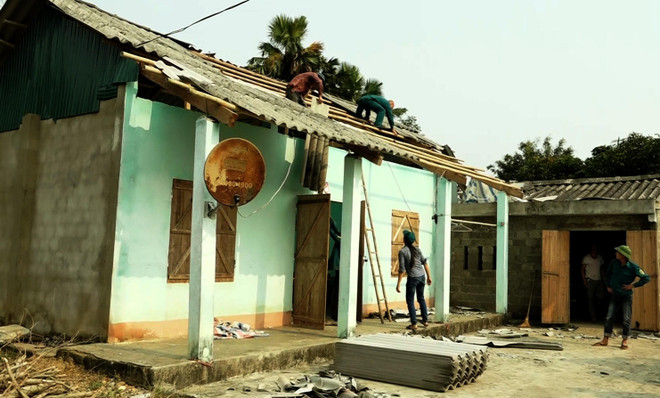 Nhà dân bị tốc mái do dông lốc. (Ảnh: Văn Tý/TTXVN) Tuyên Quang: Dông lốc kèm mưa đá làm 109 nhà dân bị tốc mái ảnh 1