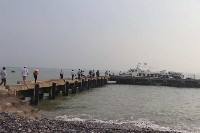 Nghệ An: Đưa 7 du khách gặp sự cố trên biển vào bờ an toàn ảnh 1