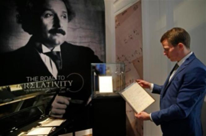 Một trang trong tập bản thảo viết tay của Albert Einstein về Thuyết tương đối đã lập kỷ lục đấu giá 11,6 triệu euro (13 triệu USD) tại phiên đấu giá ở nhà Christie's, thủ đô Paris (Pháp) ngày 23/11/2021. (Ảnh: Getty Images/TTXVN) Israel xây dựng bảo tàng vinh danh những cống hiến của Albert Einstein ảnh 1