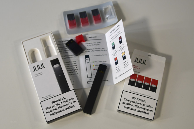 Thuốc lá điện tử do Hãng Juul Labs của Mỹ sản xuất được trưng bày tại Washington DC. (Nguồn: AFP/TTXVN) Công ty sản xuất thuốc lá điện tử Juul Labs của Mỹ bị kiện ảnh 1