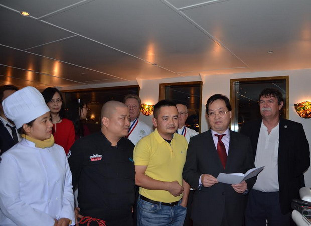 Thưởng thức ẩm thực Việt Nam trên du thuyền sông Seine ảnh 1