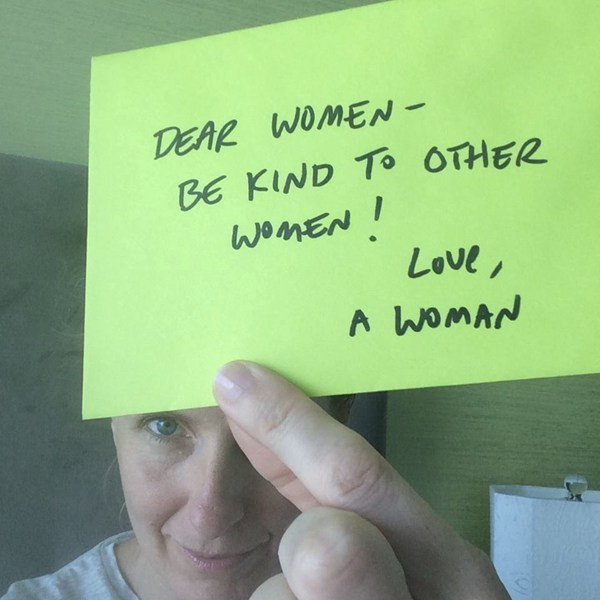 Tác giả "Ăn, Cầu nguyện, Yêu" kêu gọi nữ giới ngừng phán xét nhau ảnh 1