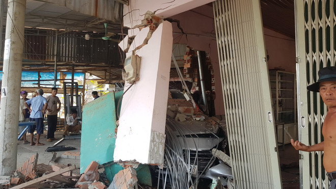 Tài xế ngủ gật, xe ôtô đâm vào nhà dân khiến 1 người bị thương nặng ảnh 1