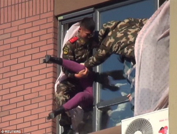 Trung Quốc: Pha giải cứu thót tim người phụ nữ định nhảy lầu tự tử ảnh 4