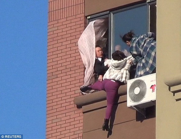 Trung Quốc: Pha giải cứu thót tim người phụ nữ định nhảy lầu tự tử ảnh 2