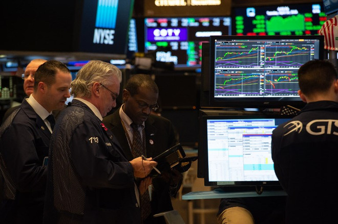 Chứng khoán Âu-Mỹ đi xuống trước những rủi ro địa chính trị ảnh 1