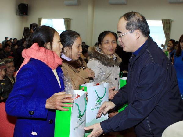 Chủ tịch MTTQ trao quà Tết cho các nạn nhân da cam Phú Thọ ảnh 1