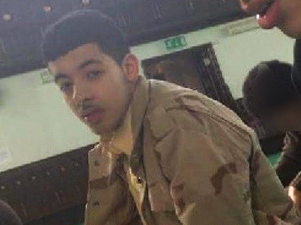 Cảnh sát Anh dùng thuốc nổ phá cửa nhà nghi phạm trong vụ Manchester ảnh 1