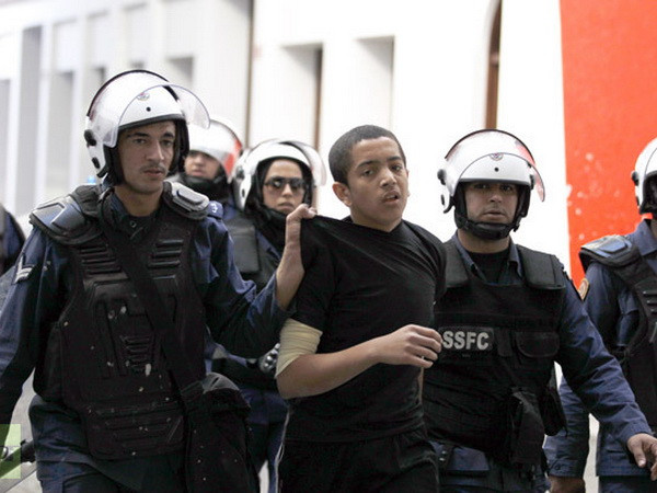 Cảnh sát nổ súng và bắt gần 300 người biểu tình ở Bahrain ảnh 1