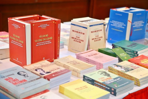 Nghiên cứu sách chính trị là nhiệm vụ thường xuyên của đảng viên ảnh 1