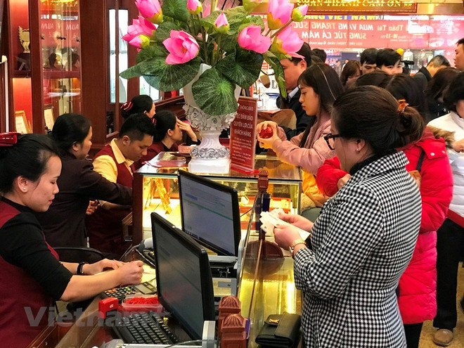 Thị trường vàng tuần qua: Giá vàng trong nước giảm chậm hơn thế giới ảnh 1