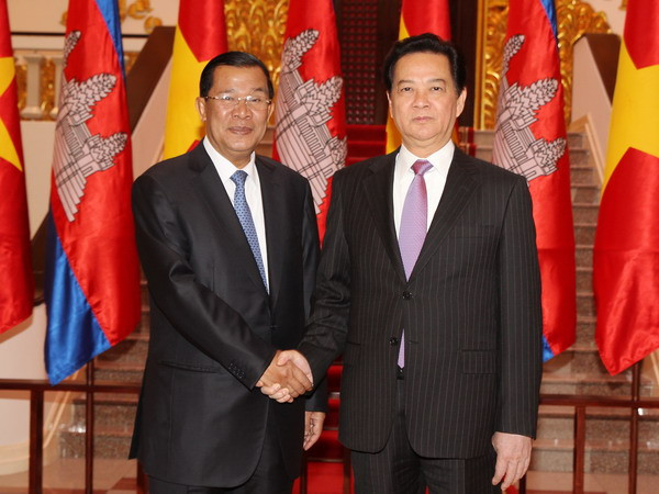 Thủ tướng Nguyễn Tấn Dũng đón Thủ tướng Campuchia Hun Sen. (Ảnh: Đức Tám/TTXVN) Làm sâu sắc hơn quan hệ hữu nghị Việt Nam-Campuchia ảnh 1
