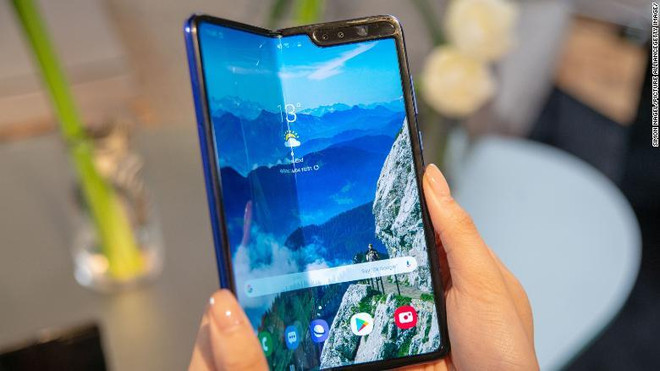 Samsung Galaxy Fold. (Nguồn: Getty Images) Nhà mạng Mỹ AT&T hủy đơn đặt hàng trước điện thoại gập Galaxy Fold ảnh 1