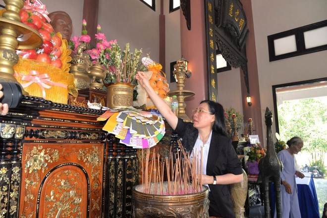 Bí thư Tỉnh ủy, Chủ tịch Hội đồng Nhân dân tỉnh Quảng Ngãi Bùi Thị Quỳnh Vân thắp hương tại Đền thờ. (Ảnh: Đinh Hương/TTXVN) quang ngai_anh hung dan toc truong dinh 2.jpg