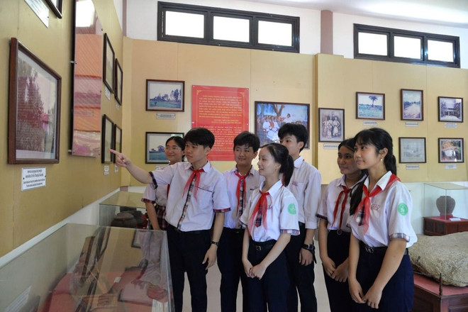 Học sinh tham quan, tìm hiểu về cuộc đời, sự nghiệp Anh hùng dân tộc Trương Định qua các hình ảnh và hiện vật. (Ảnh: Đinh Hương/TTXVN) quang ngai_anh hung dan toc truong dinh 3.jpg
