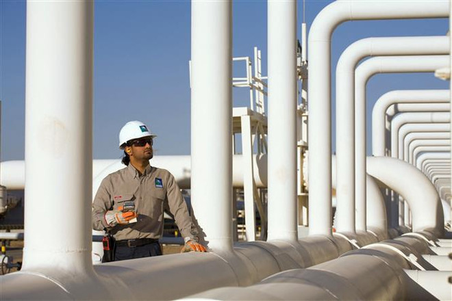 Một cơ sở lọc dầu của công ty dầu mỏ và khí đốt Saudi Aramco (Saudi Arabia). (Ảnh: AFP/TTXVN) Giá dầu thế giới tiếp tục lao dốc trước tình hình Afghanistan ảnh 1