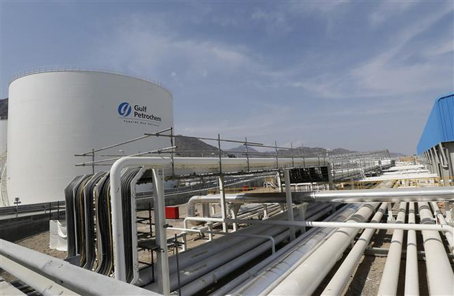 Cơ sở trữ dầu Gulf Petrochem ở vùng bờ biển thuộc Fujeirah, Eo biển Hormuz (Các Tiểu vương quốc Arab Thống nhất). (Ảnh: AFP/TTXVN) Giá dầu châu Á giảm đợt dài nhất kể từ tháng Hai năm ngoái ảnh 1