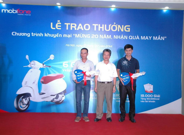 MobiFone trao thưởng 2 khách hàng may mắn trúng xe máy ảnh 1